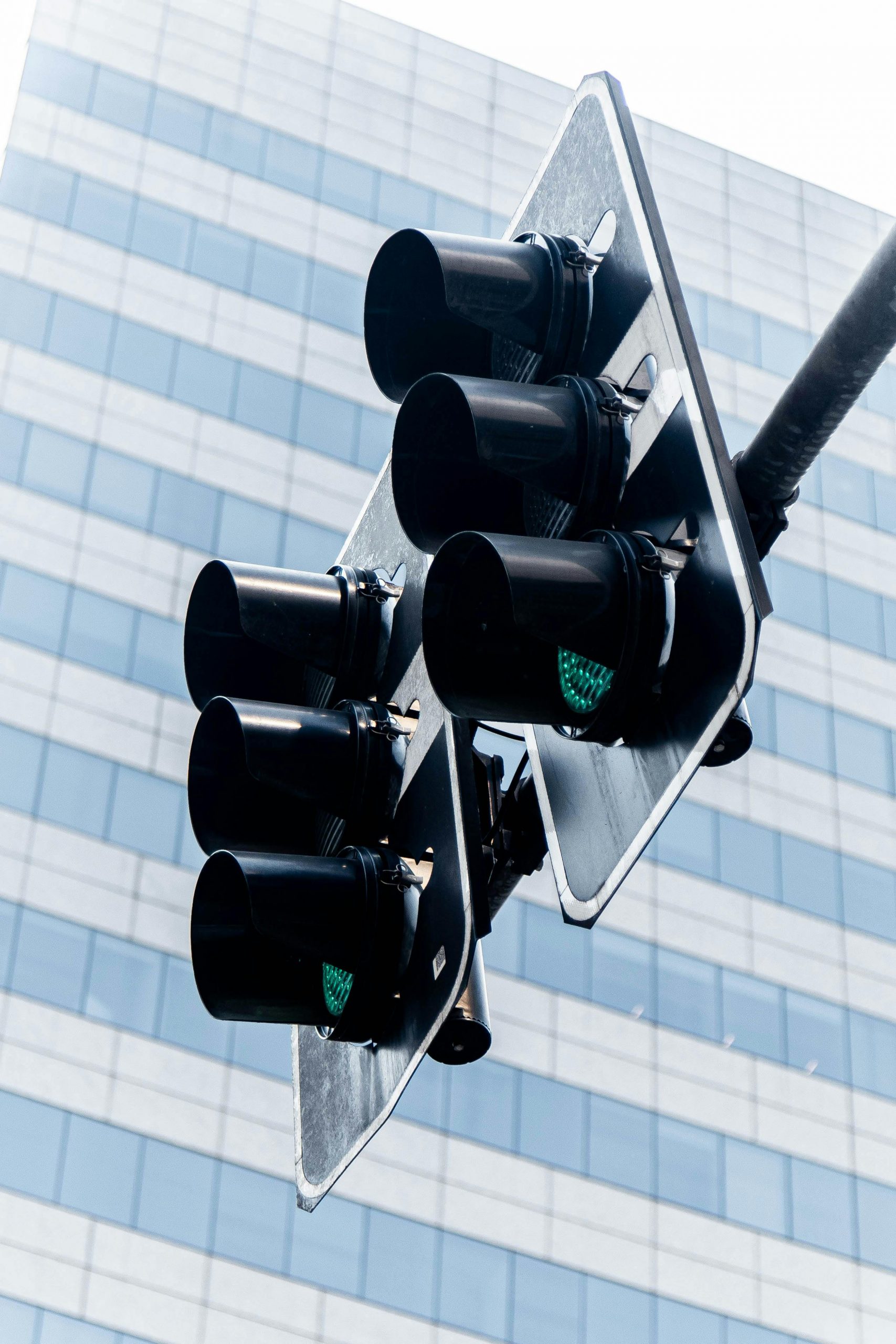 Outdoor UPS for traffic signal and ITS systems