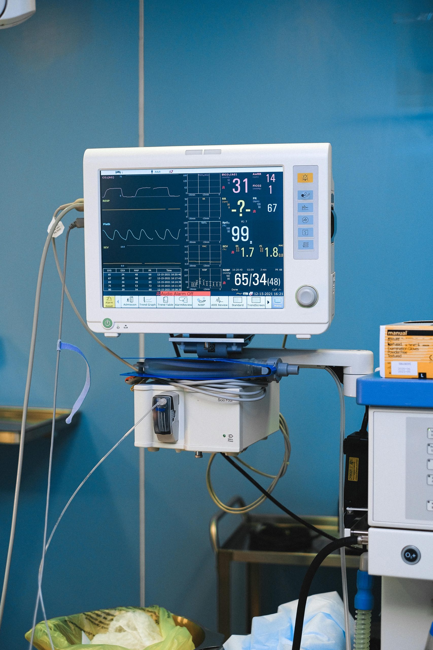 Healthcare facility IT rooms, laboratory support systems and clinical network rooms backed up by ATENCO TM66E Compact 30-75 kVA modular three-phase UPS